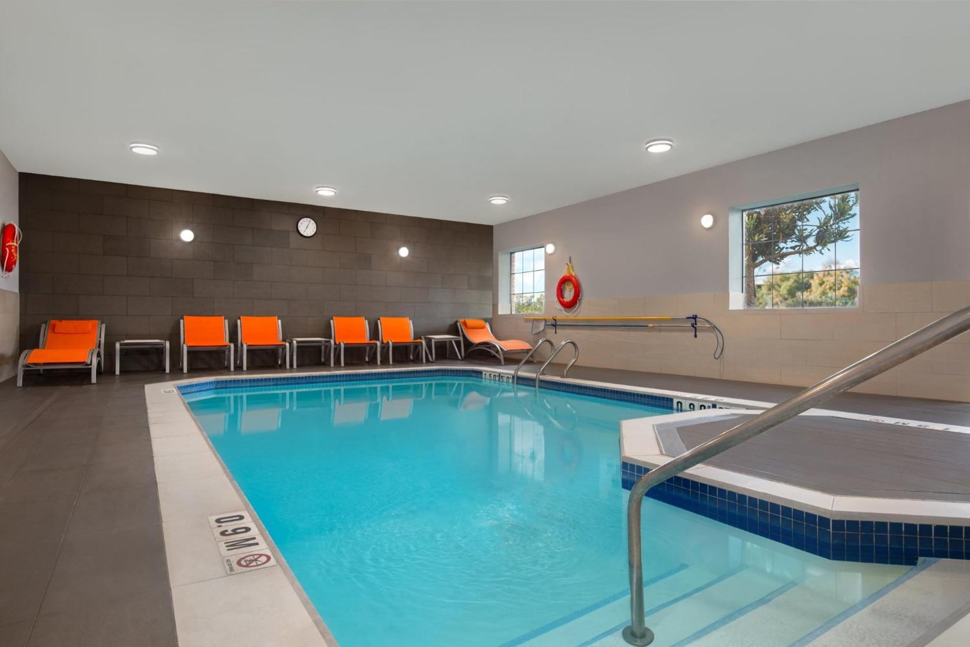 Holiday Inn Express Hotel & Suites Barrie By Ihg Екстериор снимка